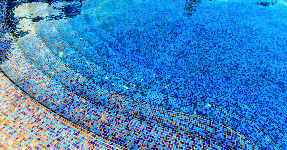 Carrelage de piscine : optez pour les émaux de verre !