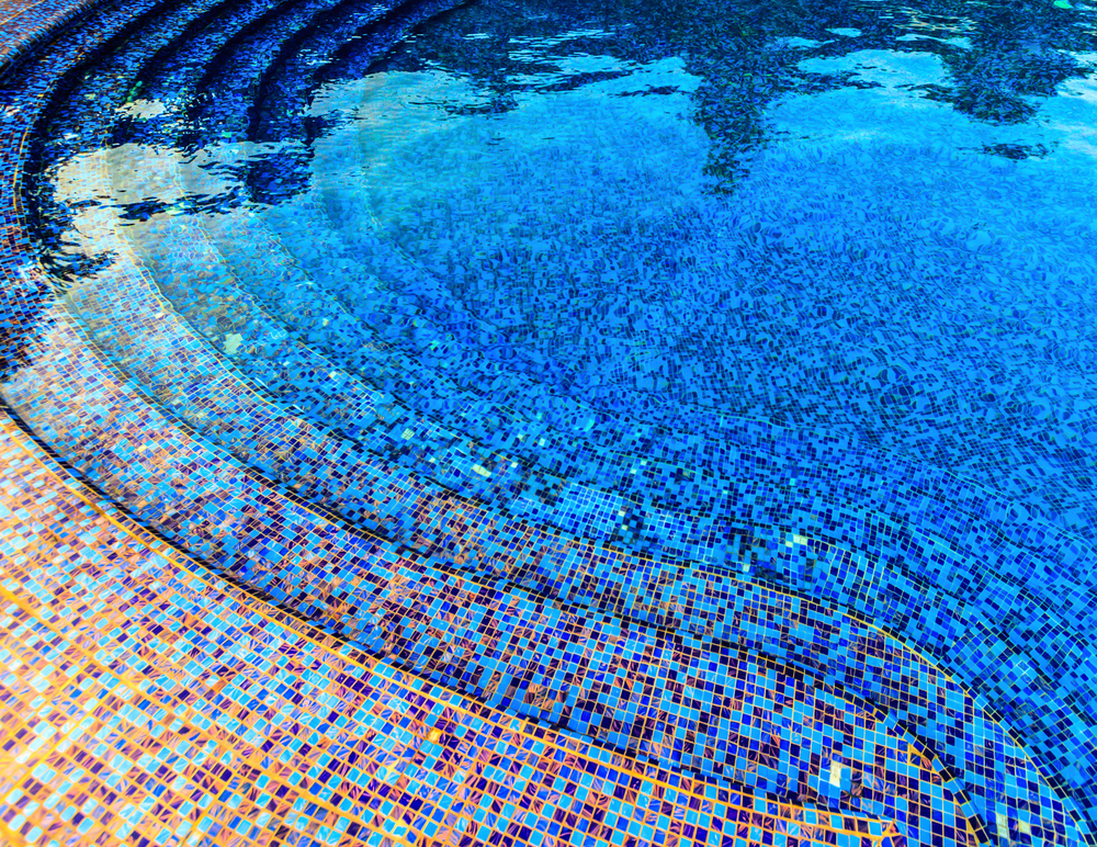 Carrelage de piscine : optez pour les émaux de verre !