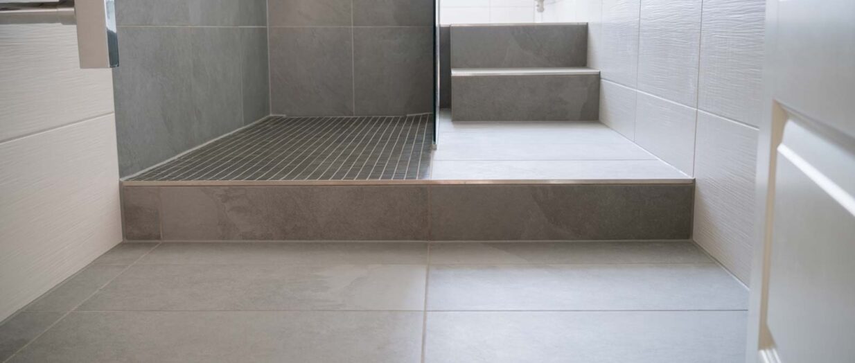 Salle de bain : opter pour un carrelage gris