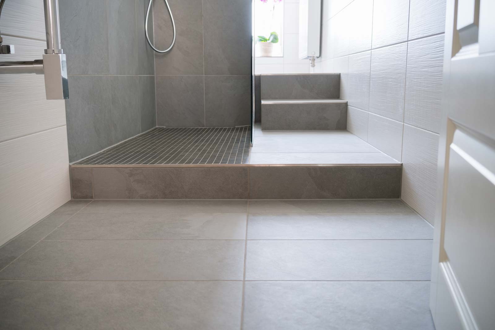 Salle de bain : opter pour un carrelage gris