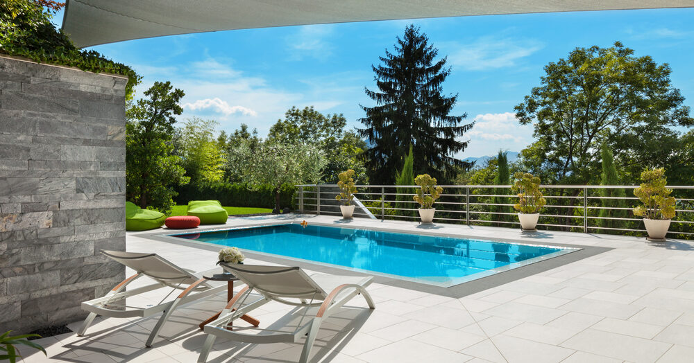 Quel type de carrelage choisir pour une plage de piscine